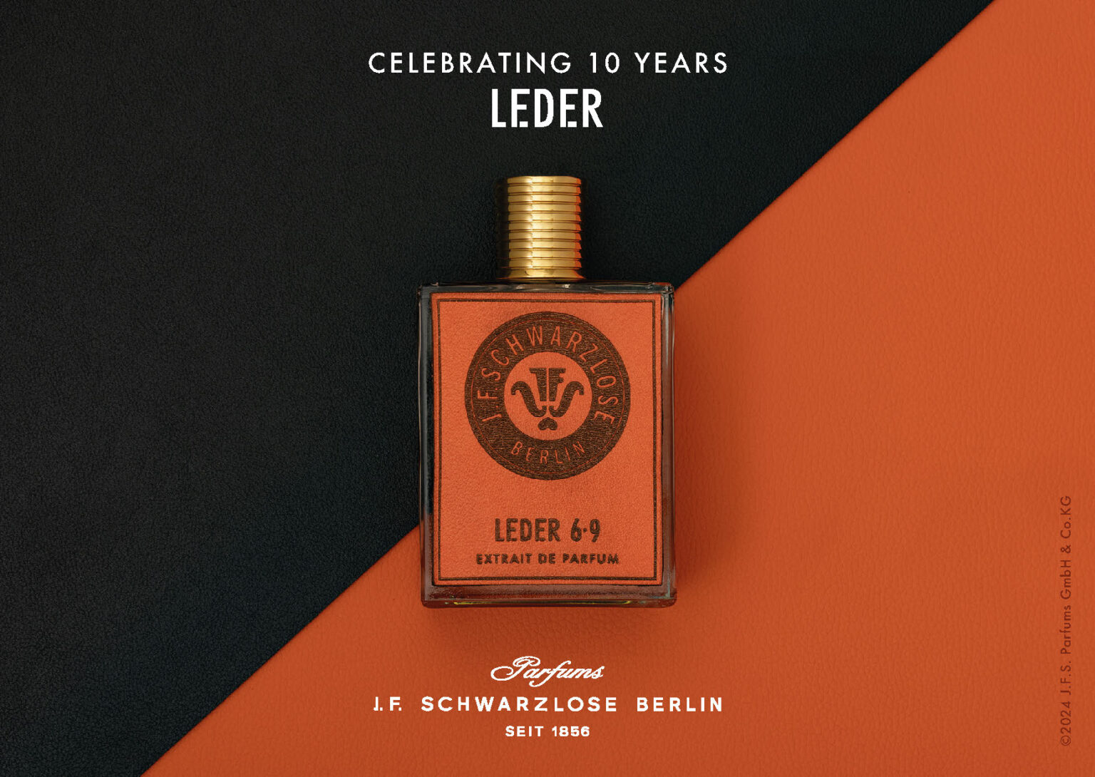 Leder 6·9 Beschreibungs Header, abggebildet ist das Flakon vor Schwarz/Orangenem Hintergrund